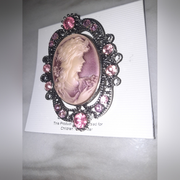 Elegant Cameo Brooch with Pink Accents - Picture 3 of 3
